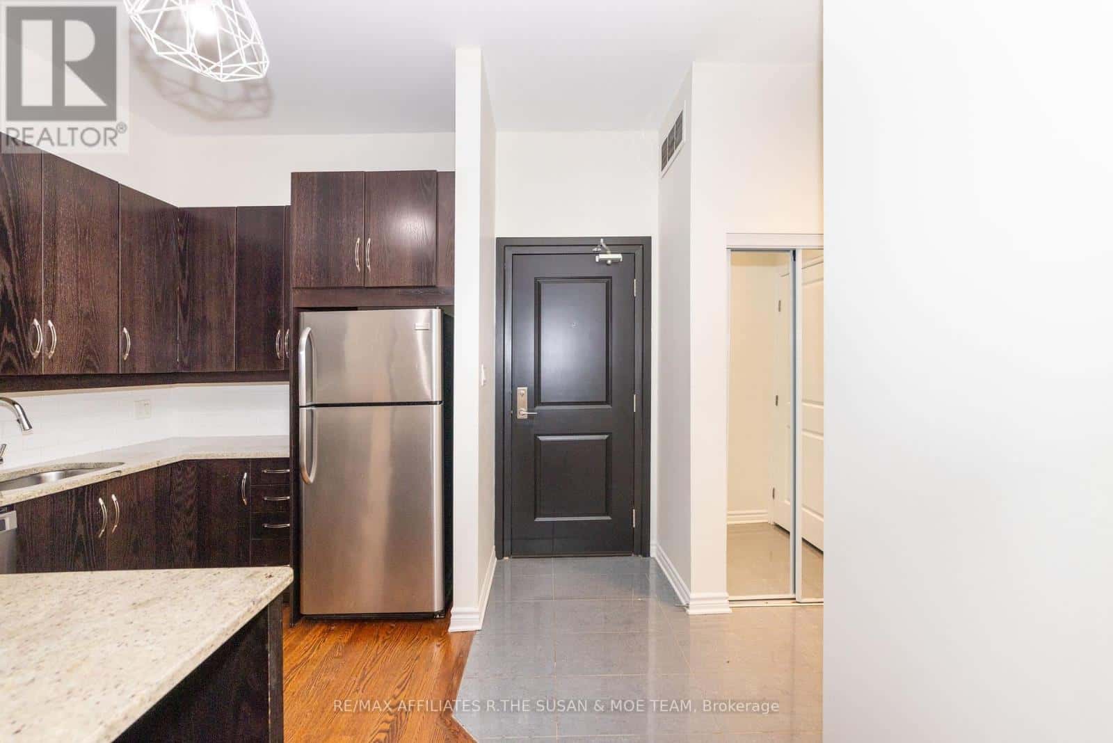 106 - 682 CHURCHILL AVENUE N — Ottawa, Ontario - Photo 5 of 25