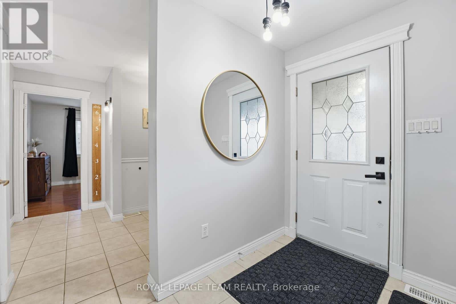 116 MCLACHLIN STREET S — Arnprior, Ontario - Photo 3 of 48