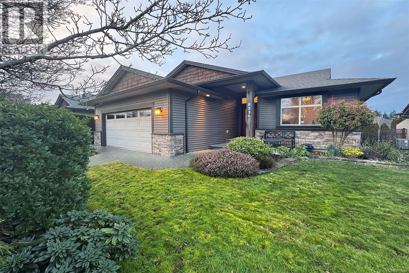 5320 Cascara Dr — Nanaimo, British Columbia - Photo 2 of 52