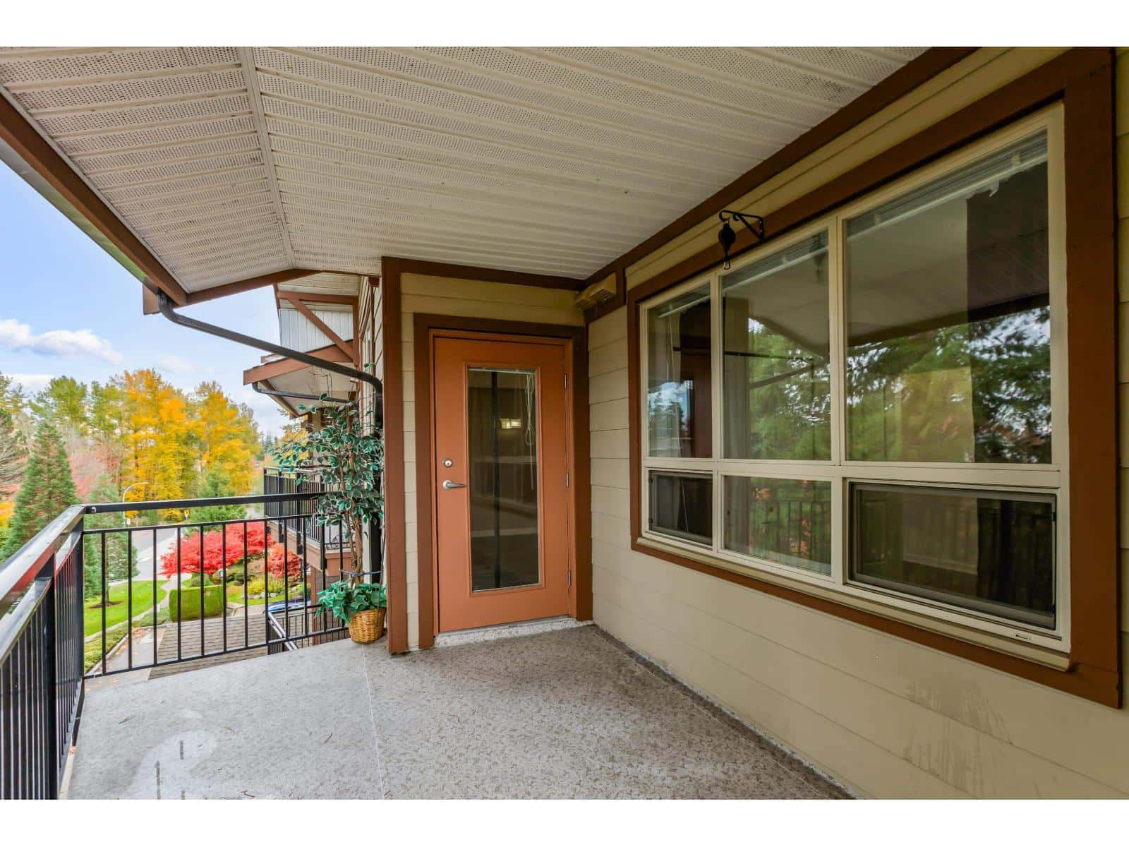 16068 83 AVENUE — Surrey, British Columbia - Photo 3 of 25