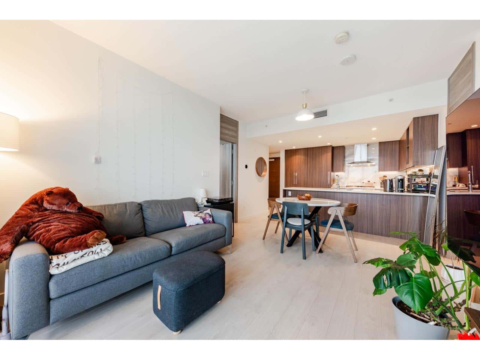 1803 9887 WHALLEY BOULEVARD — Surrey, British Columbia - Photo 2 of 29