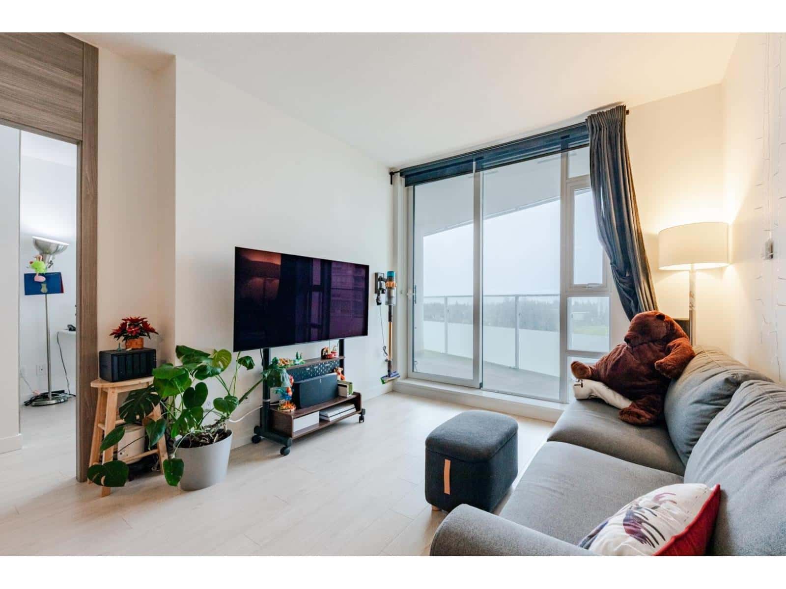 1803 9887 WHALLEY BOULEVARD — Surrey, British Columbia - Photo 4 of 29