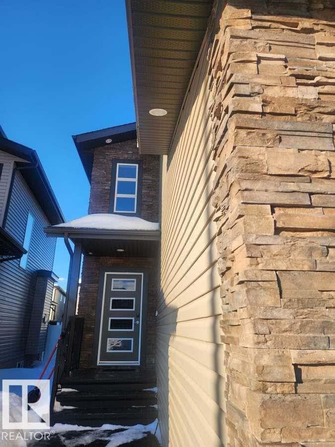 16756 60 ST NW — Edmonton, Alberta - Photo 3 of 4