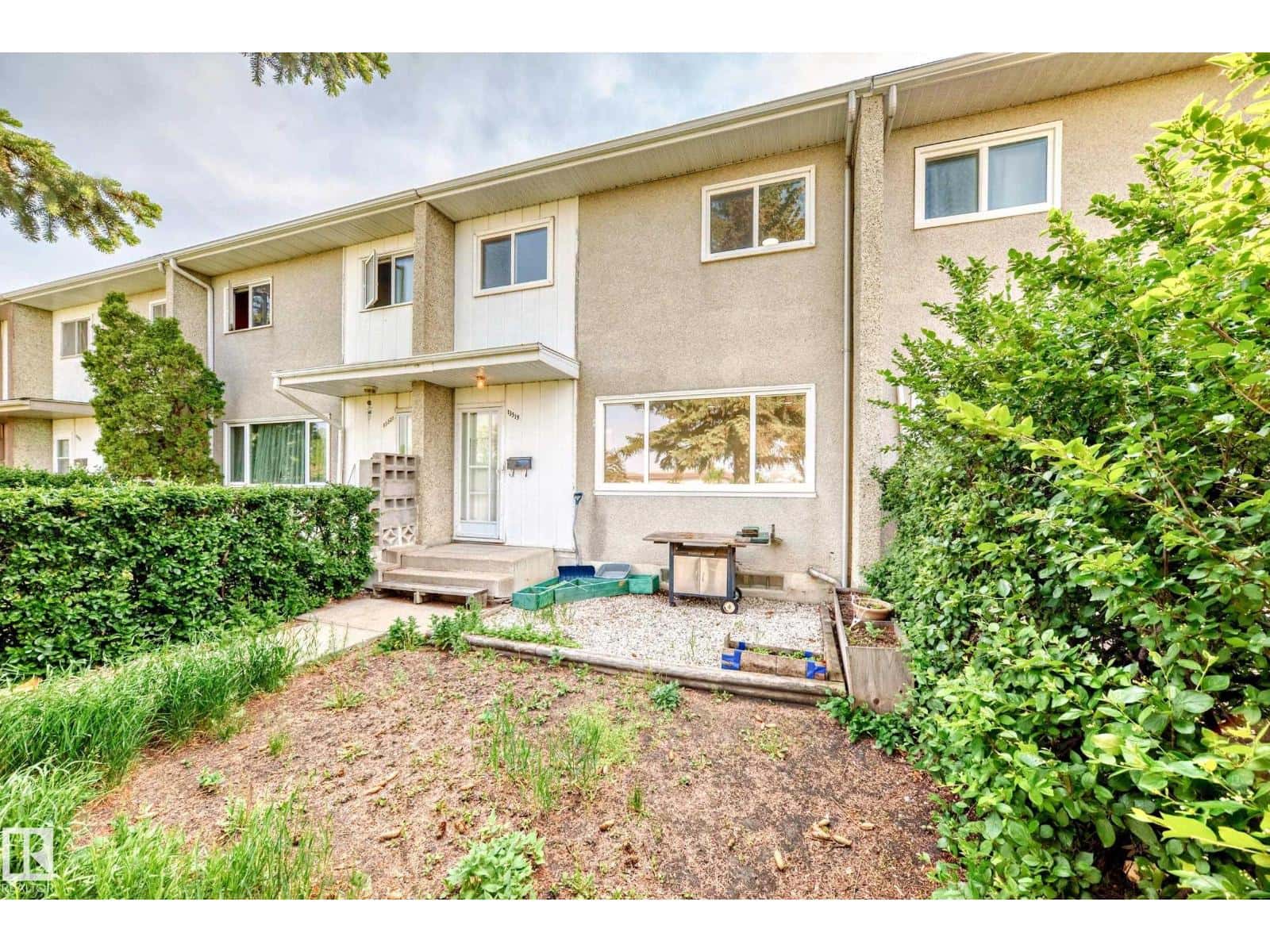 13319 85 ST NW — Edmonton, Alberta - Photo 3 of 44