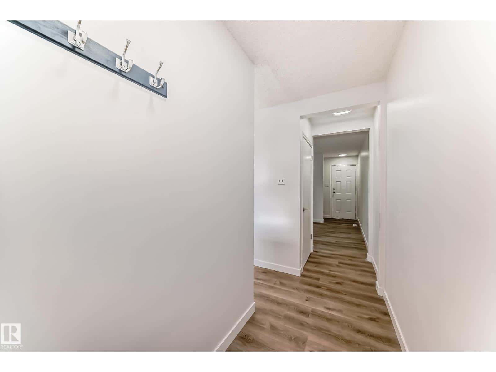 13319 85 ST NW — Edmonton, Alberta - Photo 5 of 44