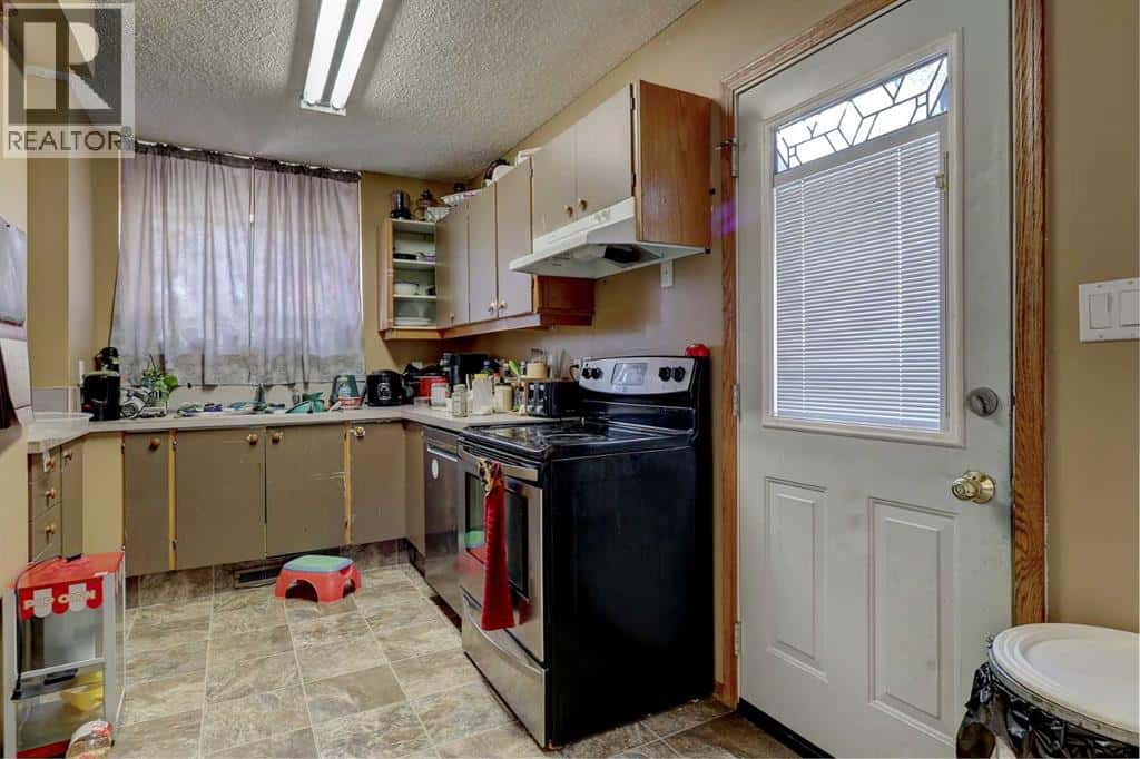 9934 71 Avenue — Grande Prairie, Alberta - Photo 3 of 20