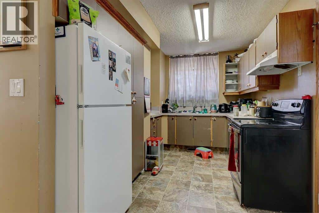 9934 71 Avenue — Grande Prairie, Alberta - Photo 4 of 20