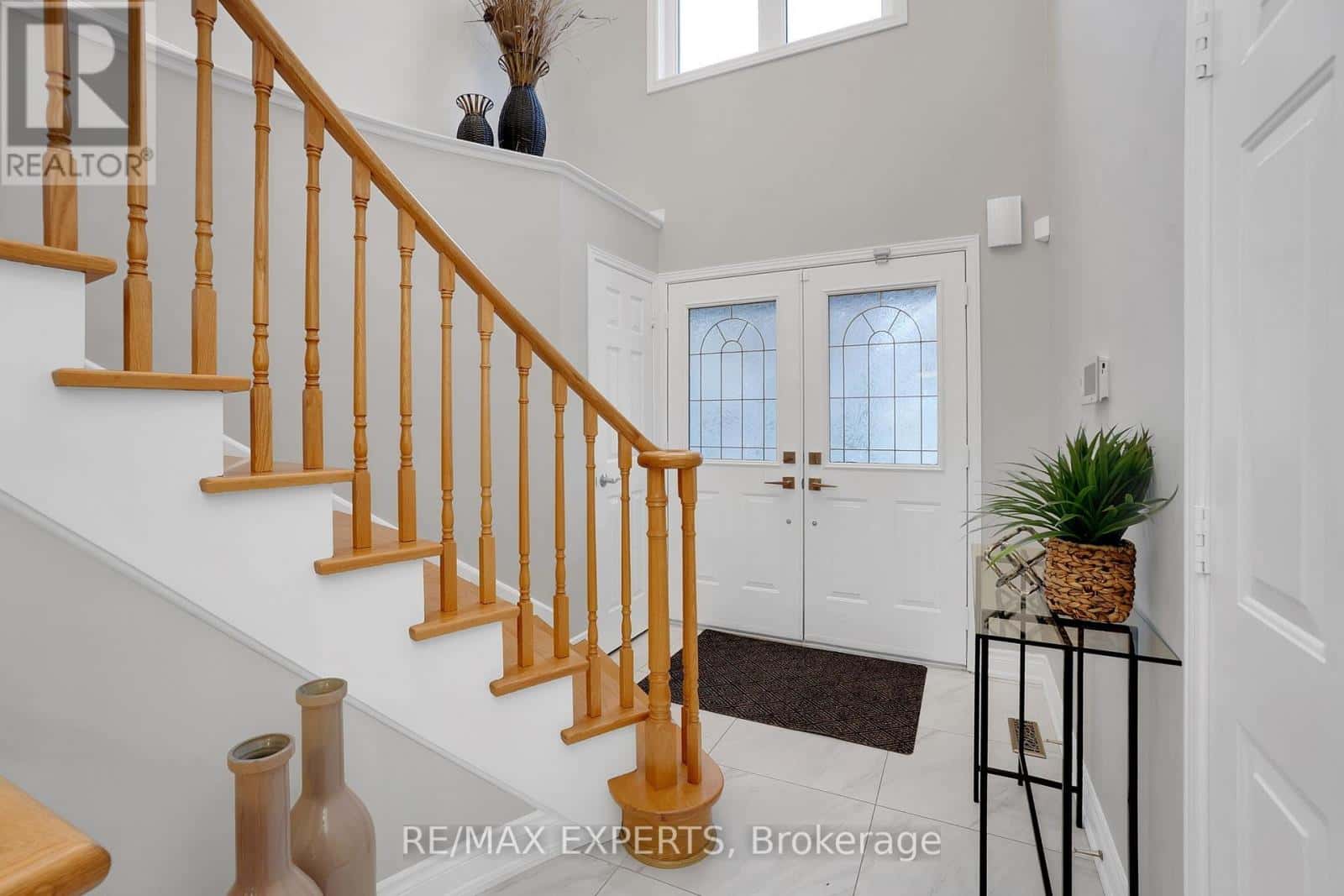 118 KAYLA CRESCENT — Vaughan (Maple), Ontario - Photo 3 of 36