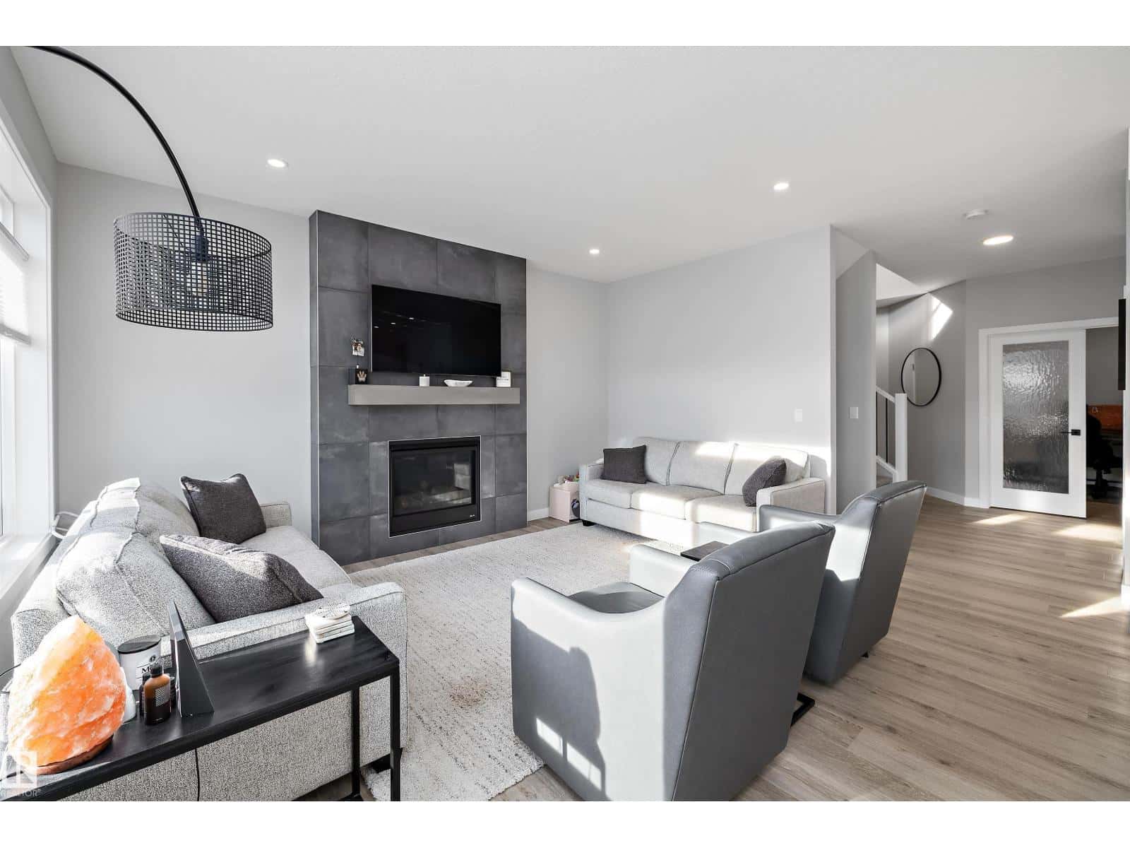 7027 54 AV — Beaumont, Alberta - Photo 5 of 58