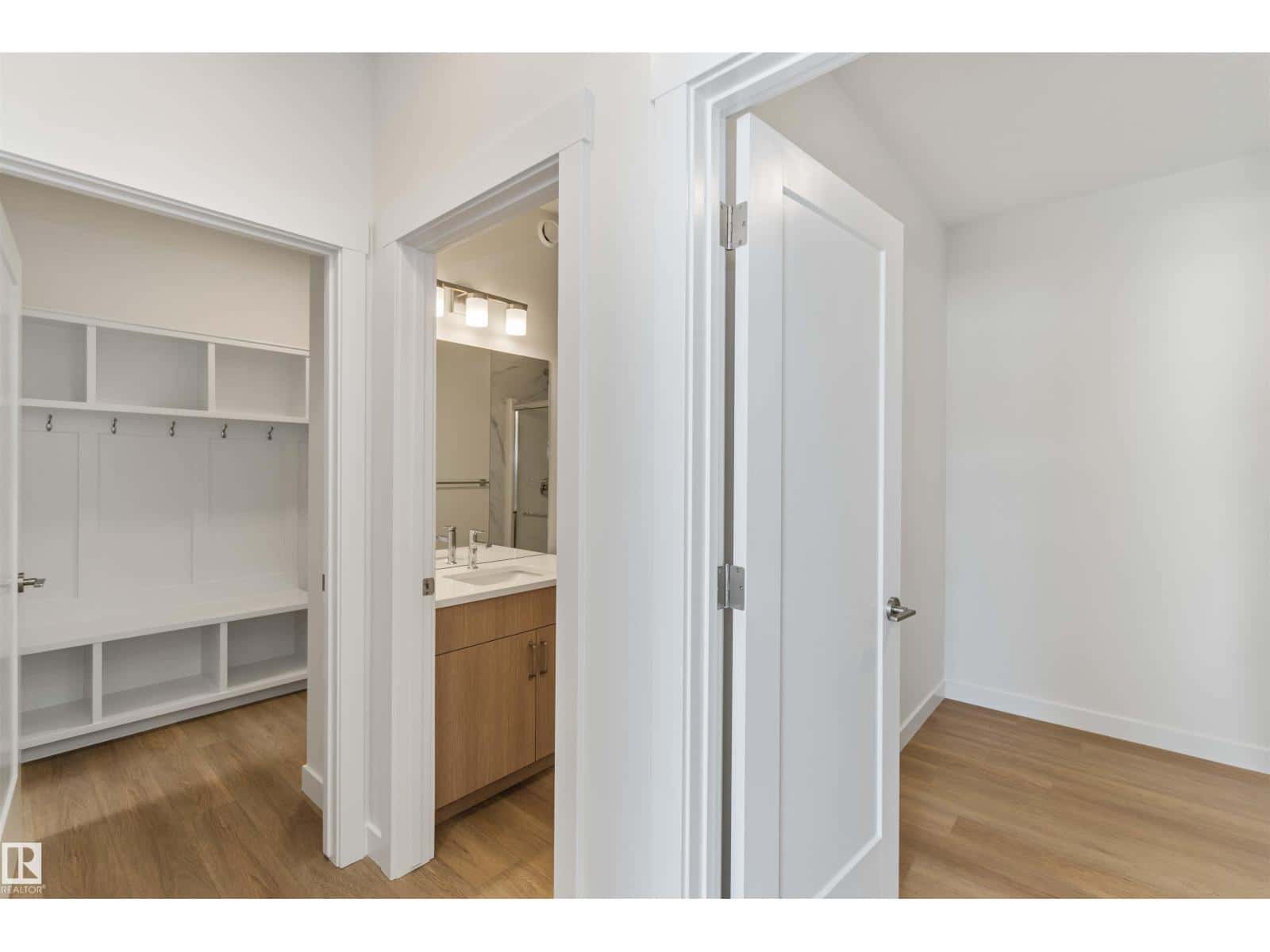 2215 4 AV SW — Edmonton, Alberta - Photo 4 of 36