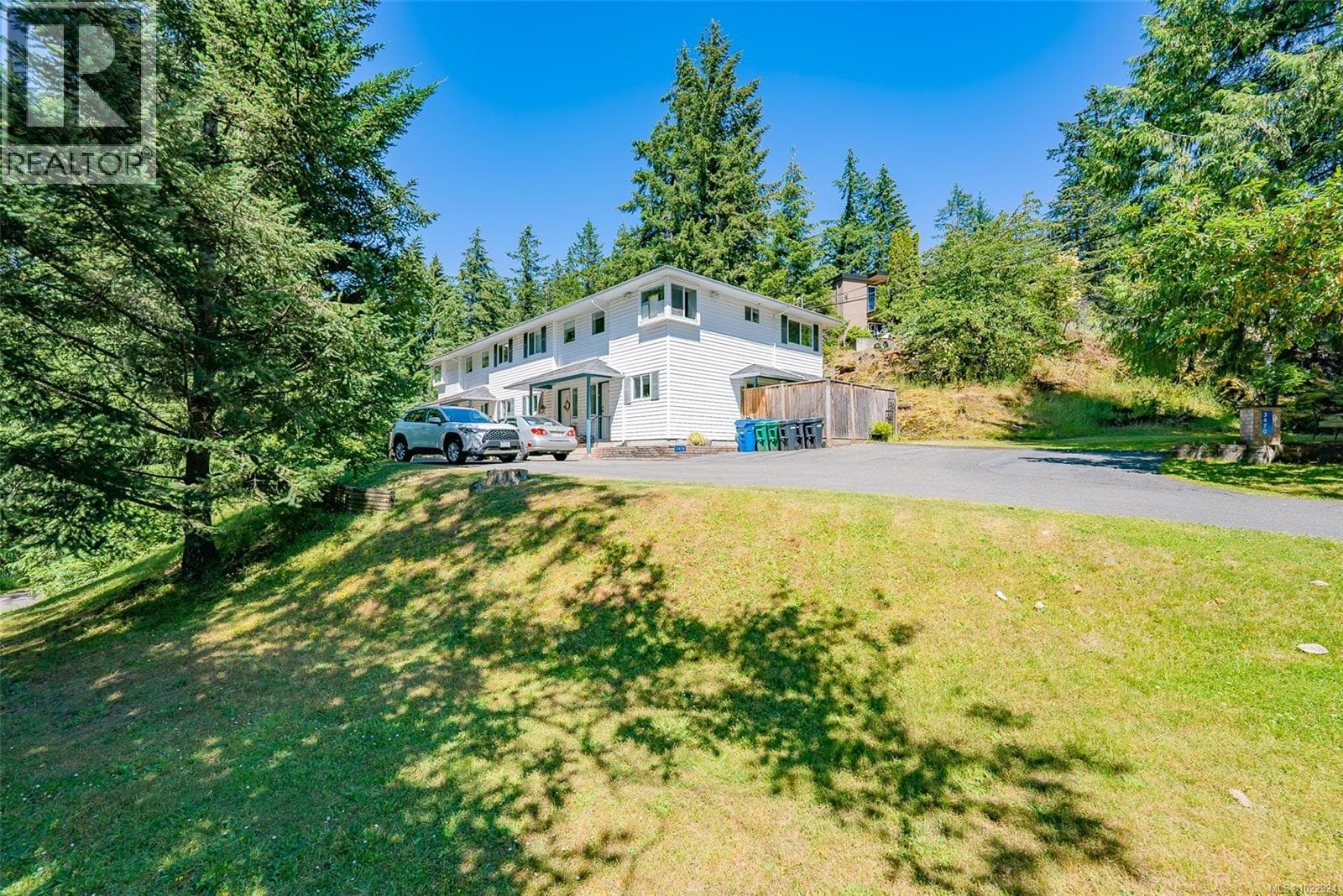 2 3470 Hillside Ave — Nanaimo, British Columbia - Main photo