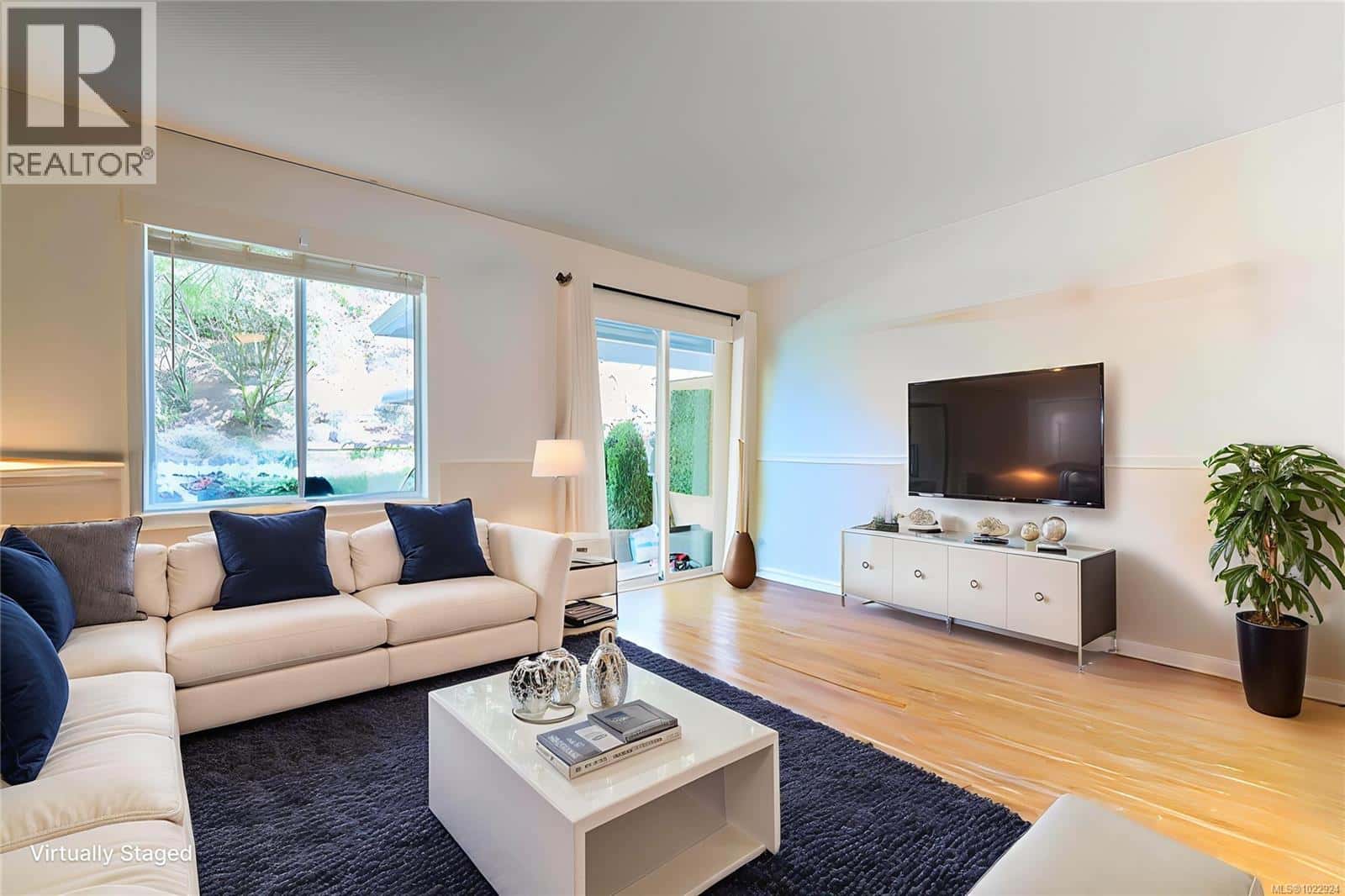 2 3470 Hillside Ave — Nanaimo, British Columbia - Photo 2 of 39