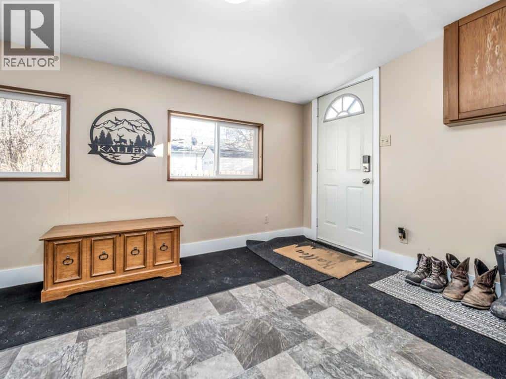 1708 21 Avenue — Coaldale, Alberta - Photo 5 of 20