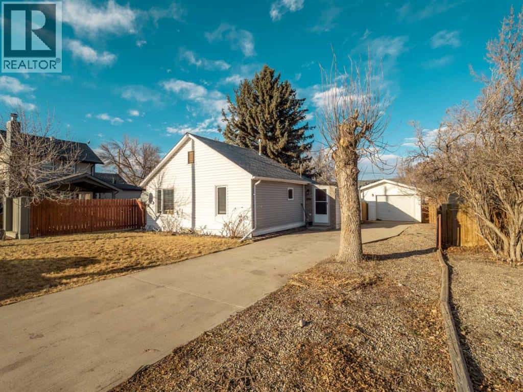 1708 21 Avenue — Coaldale, Alberta - Photo 2 of 20