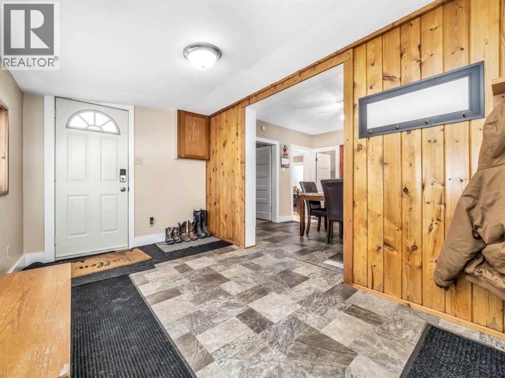 1708 21 Avenue — Coaldale, Alberta - Photo 4 of 20