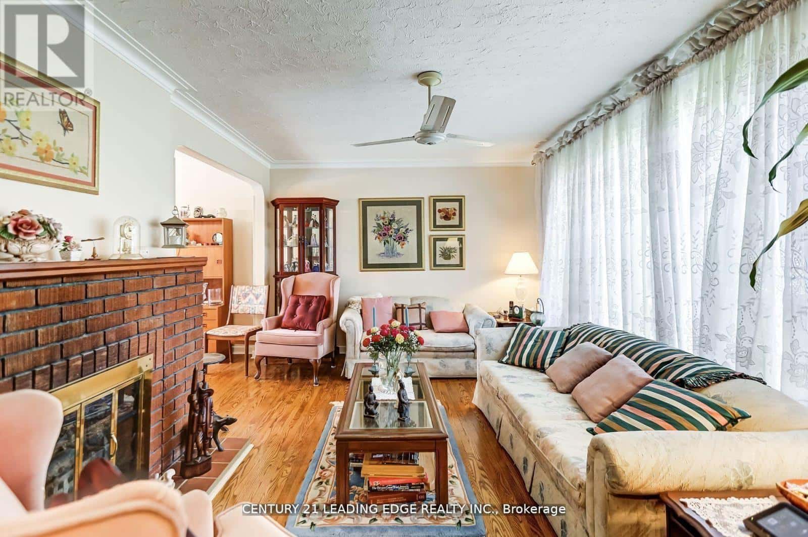 19 ROYALEIGH AVENUE — Toronto (Humber Heights), Ontario - Photo 4 of 24