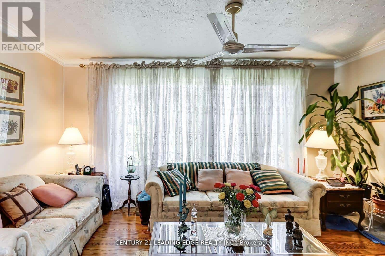 19 ROYALEIGH AVENUE — Toronto (Humber Heights), Ontario - Photo 5 of 24