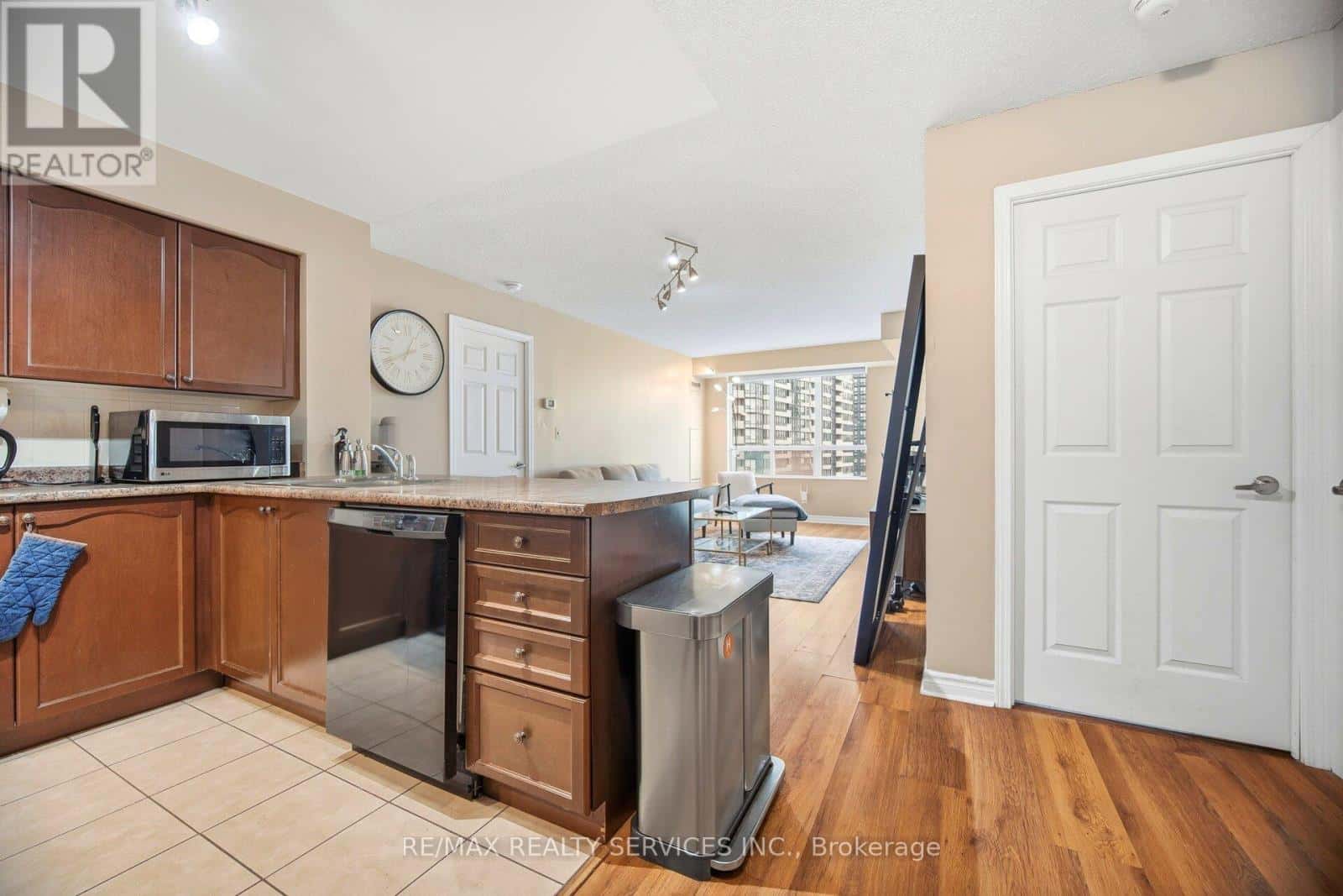 909 - 335 RATHBURN ROAD W — Mississauga (City Centre), Ontario - Photo 3 of 30