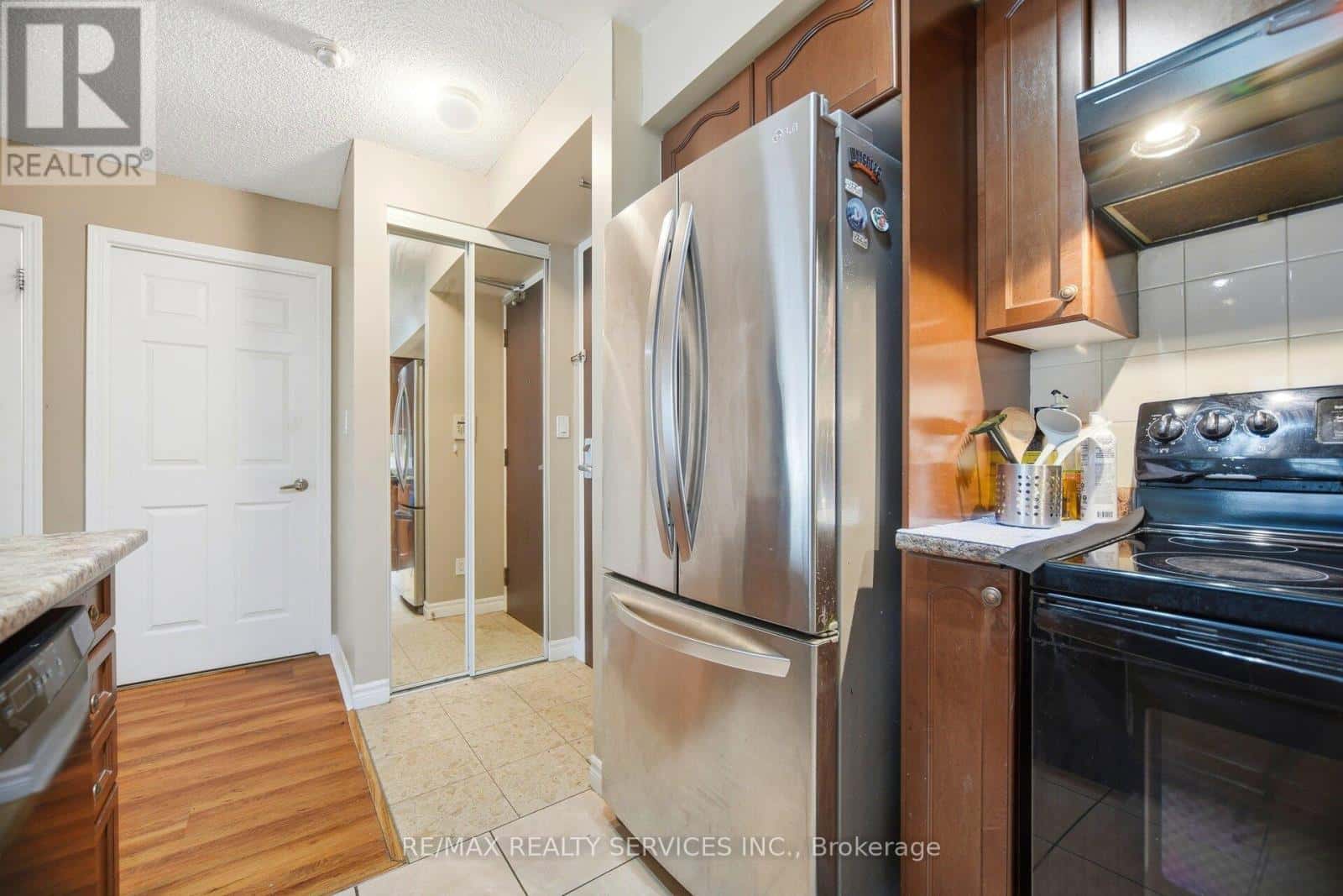 909 - 335 RATHBURN ROAD W — Mississauga (City Centre), Ontario - Photo 4 of 30