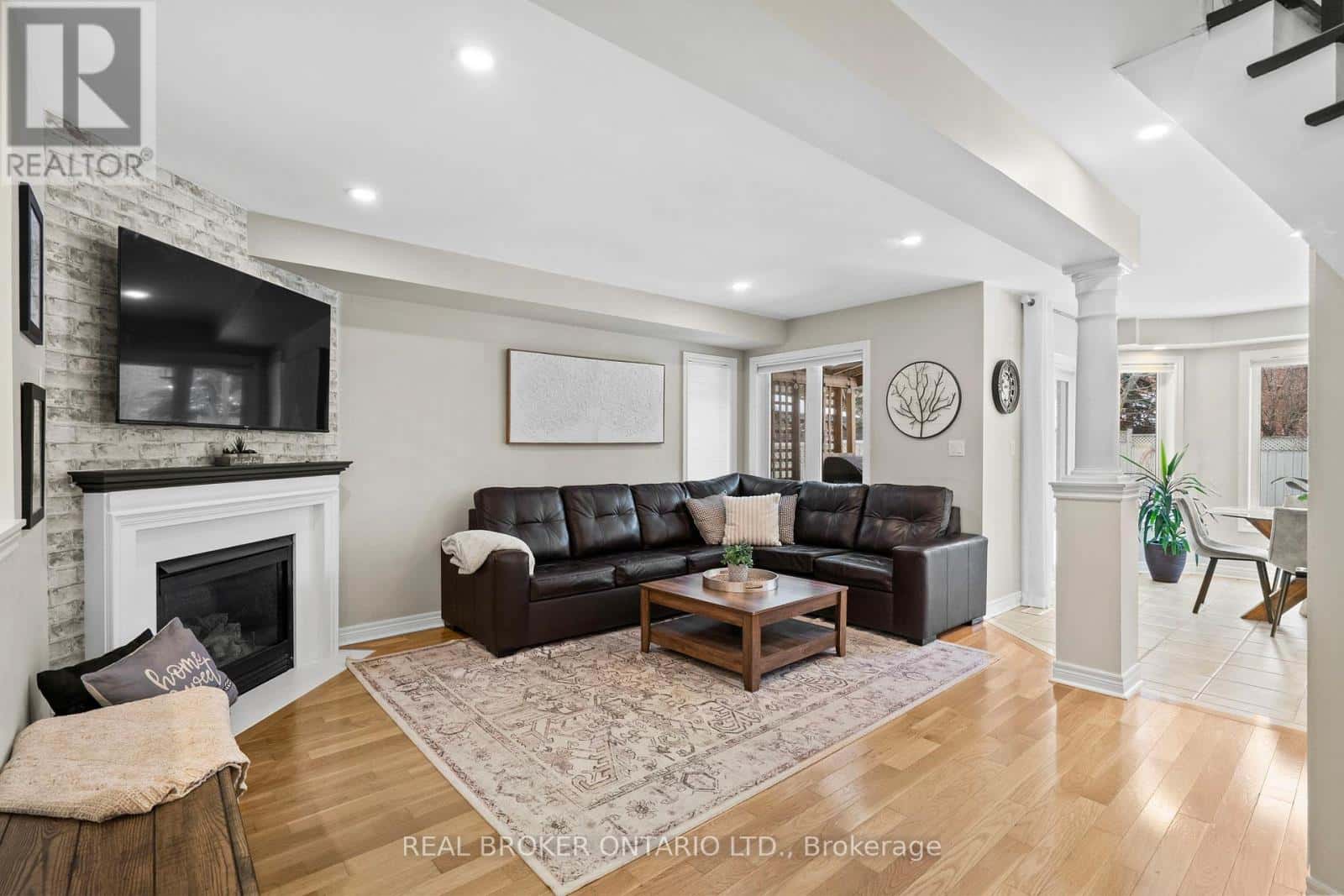 16 FORSYTH CRESCENT — Halton Hills (Georgetown), Ontario - Photo 3 of 30