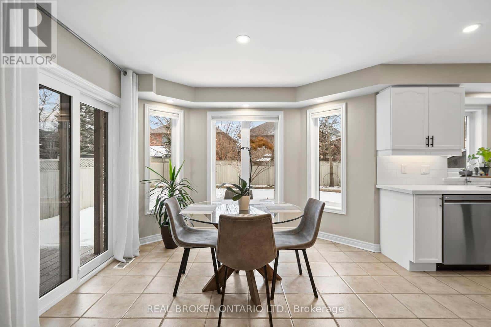 16 FORSYTH CRESCENT — Halton Hills (Georgetown), Ontario - Photo 5 of 30