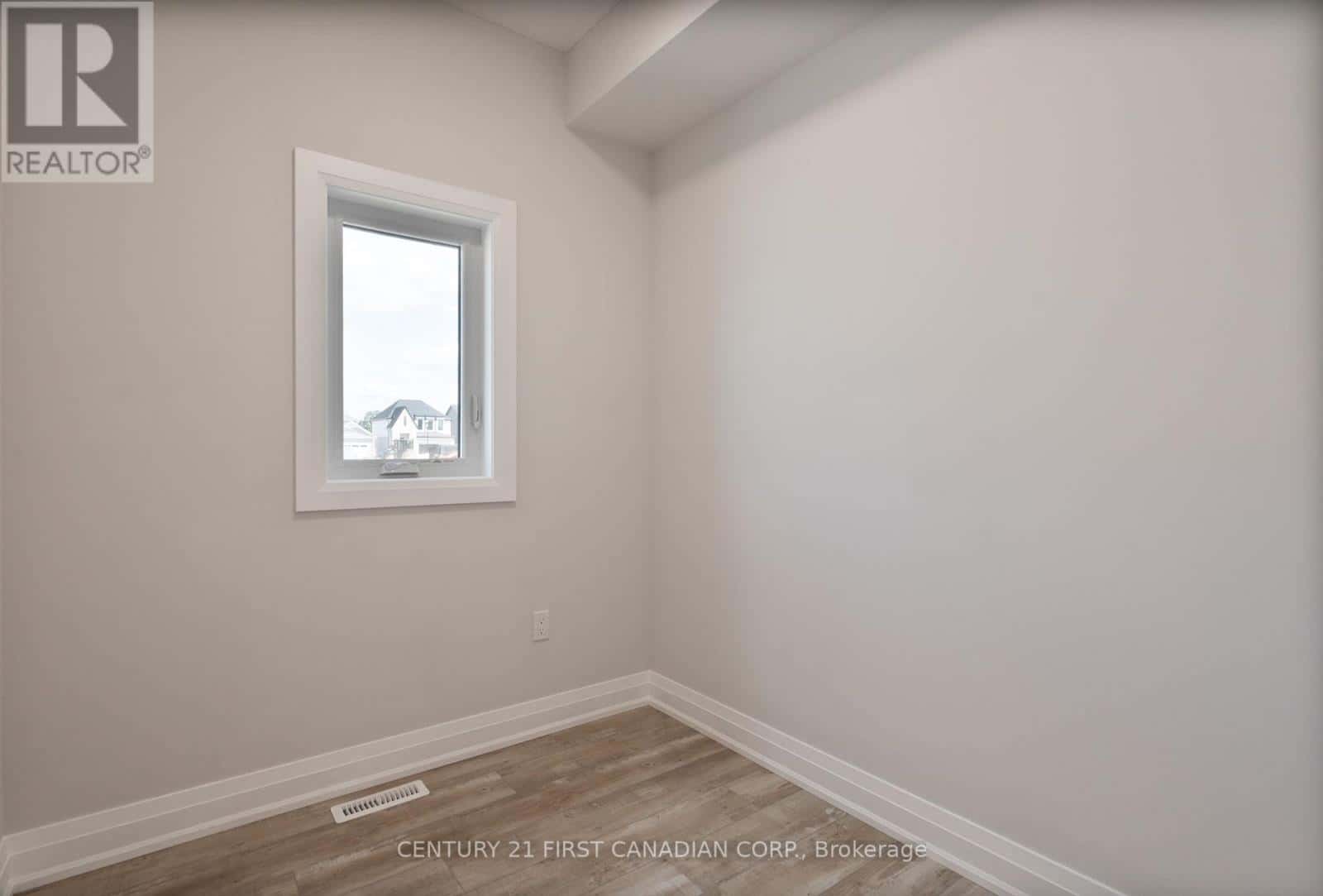 7 DOERR STREET — North Middlesex (Ailsa Craig), Ontario - Photo 3 of 26