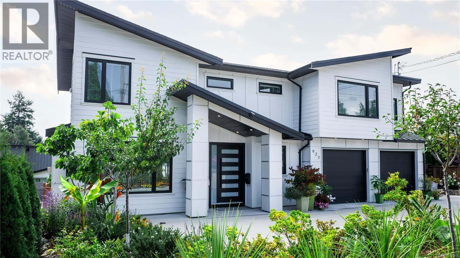 927 Beckwith Ave — Saanich, British Columbia - Photo 2 of 55