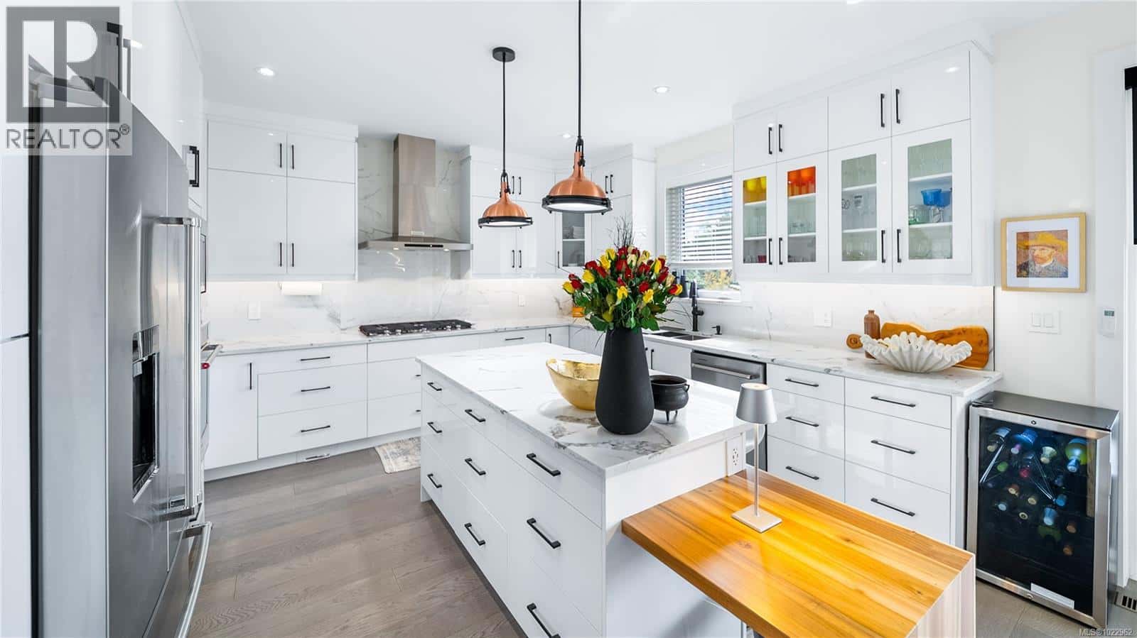 927 Beckwith Ave — Saanich, British Columbia - Photo 3 of 55