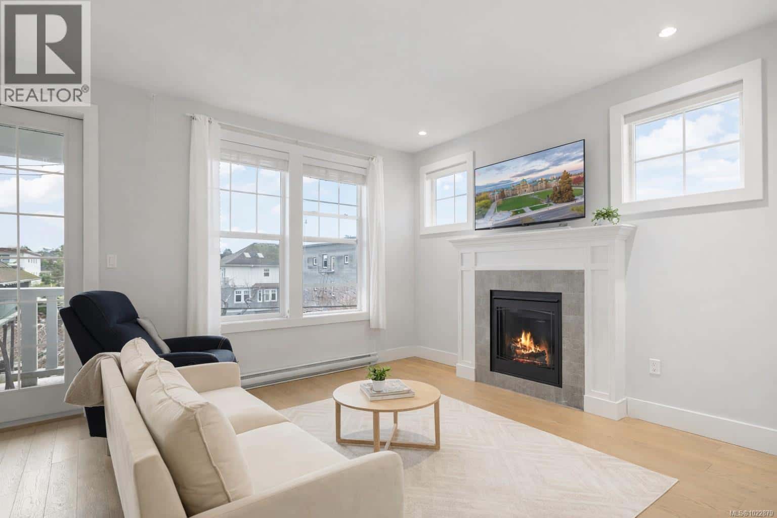 5 1016 Southgate St — Victoria, British Columbia - Photo 2 of 19