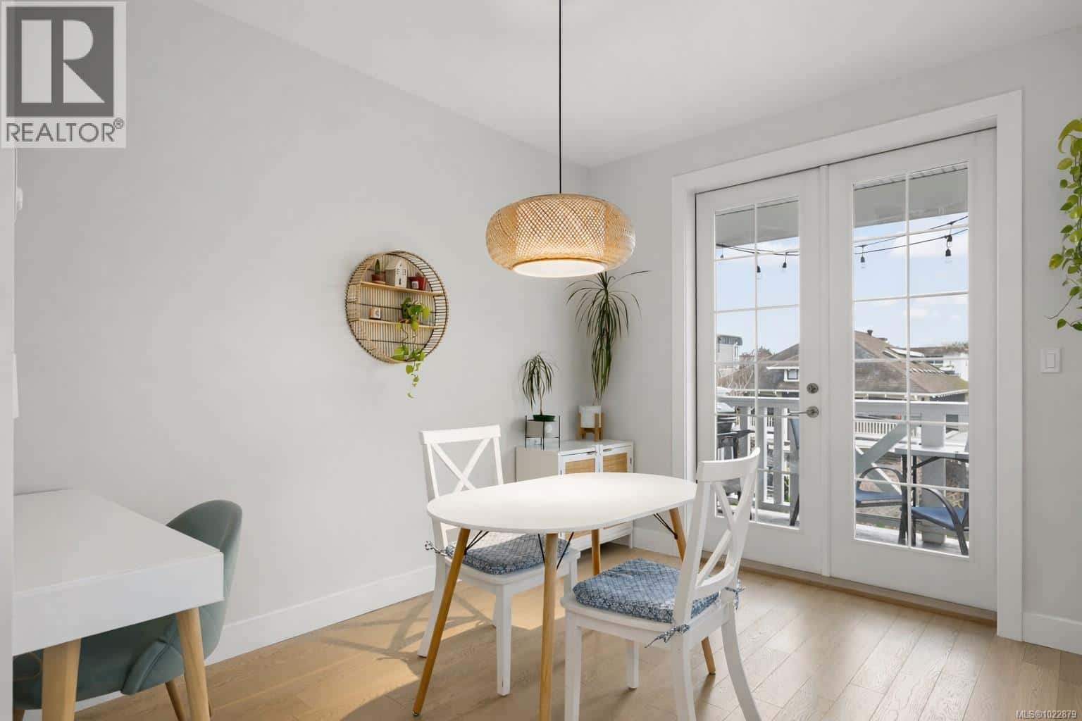 5 1016 Southgate St — Victoria, British Columbia - Photo 3 of 19