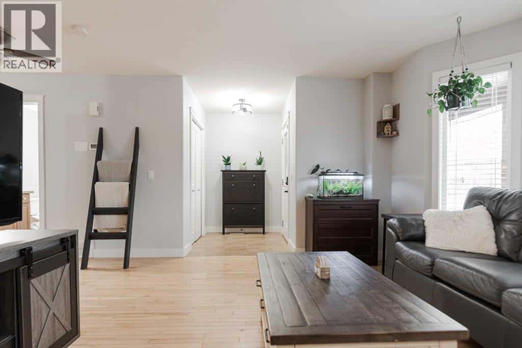 129 Honeysuckle Way — Fort McMurray, Alberta - Photo 4 of 34