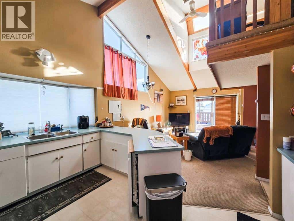 4819 10 Avenue — Edson, Alberta - Photo 2 of 20