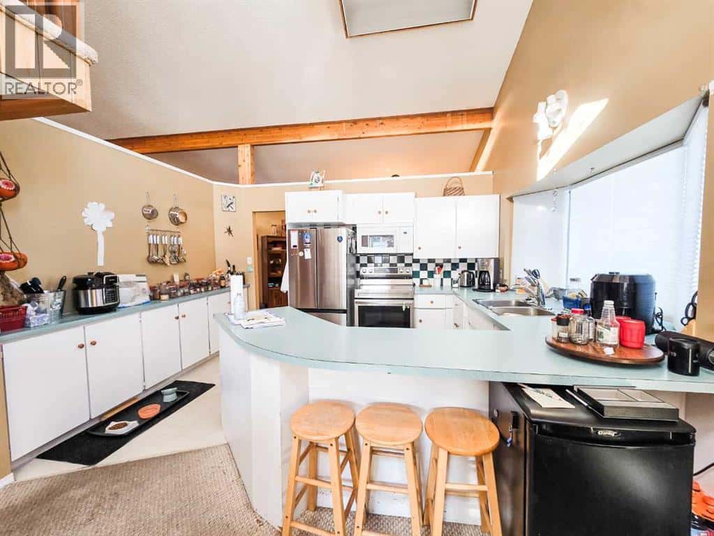 4819 10 Avenue — Edson, Alberta - Photo 3 of 20