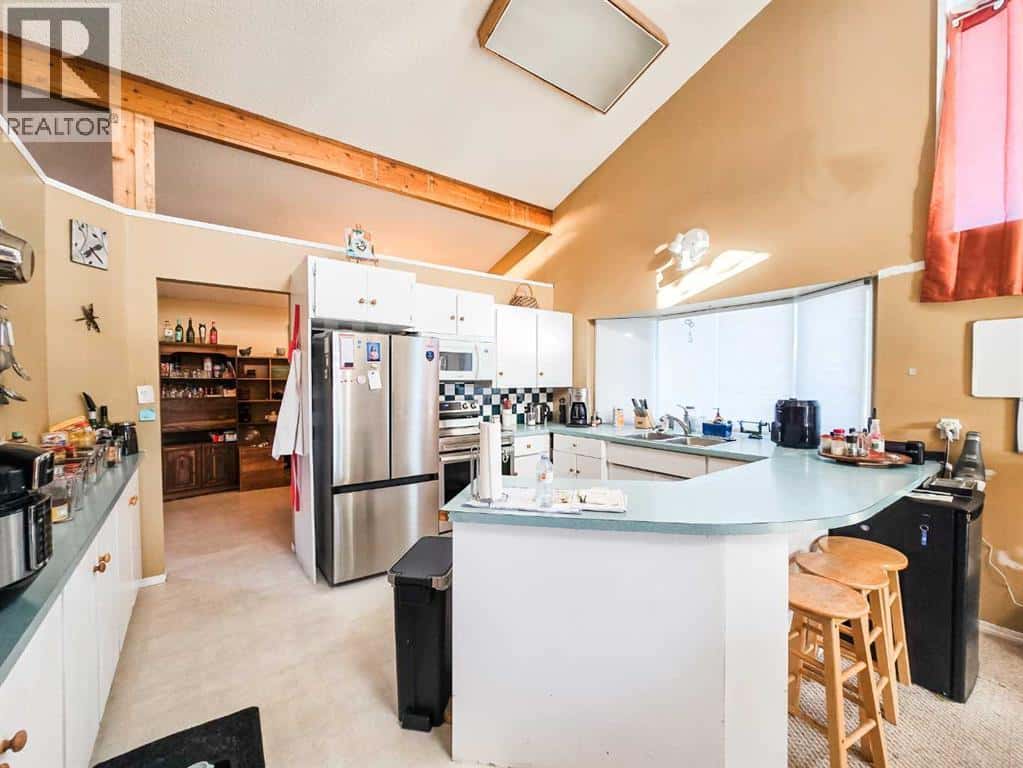 4819 10 Avenue — Edson, Alberta - Photo 4 of 20