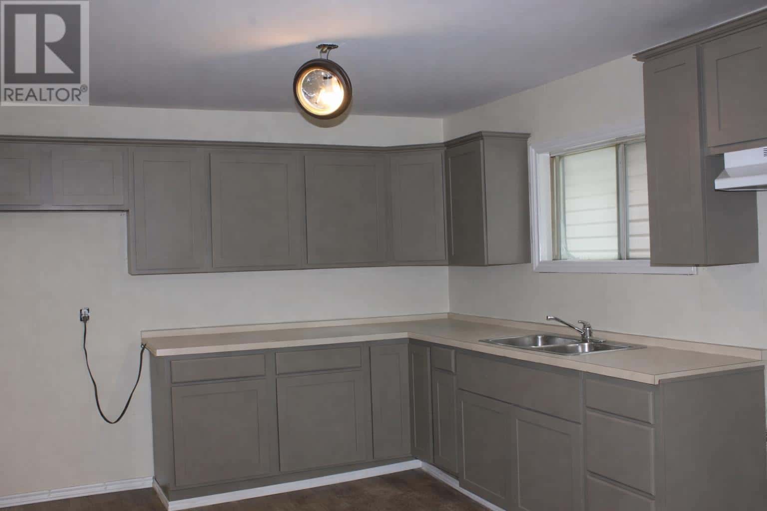 115 Robertson ST — THUNDER BAY, Ontario - Photo 2 of 19