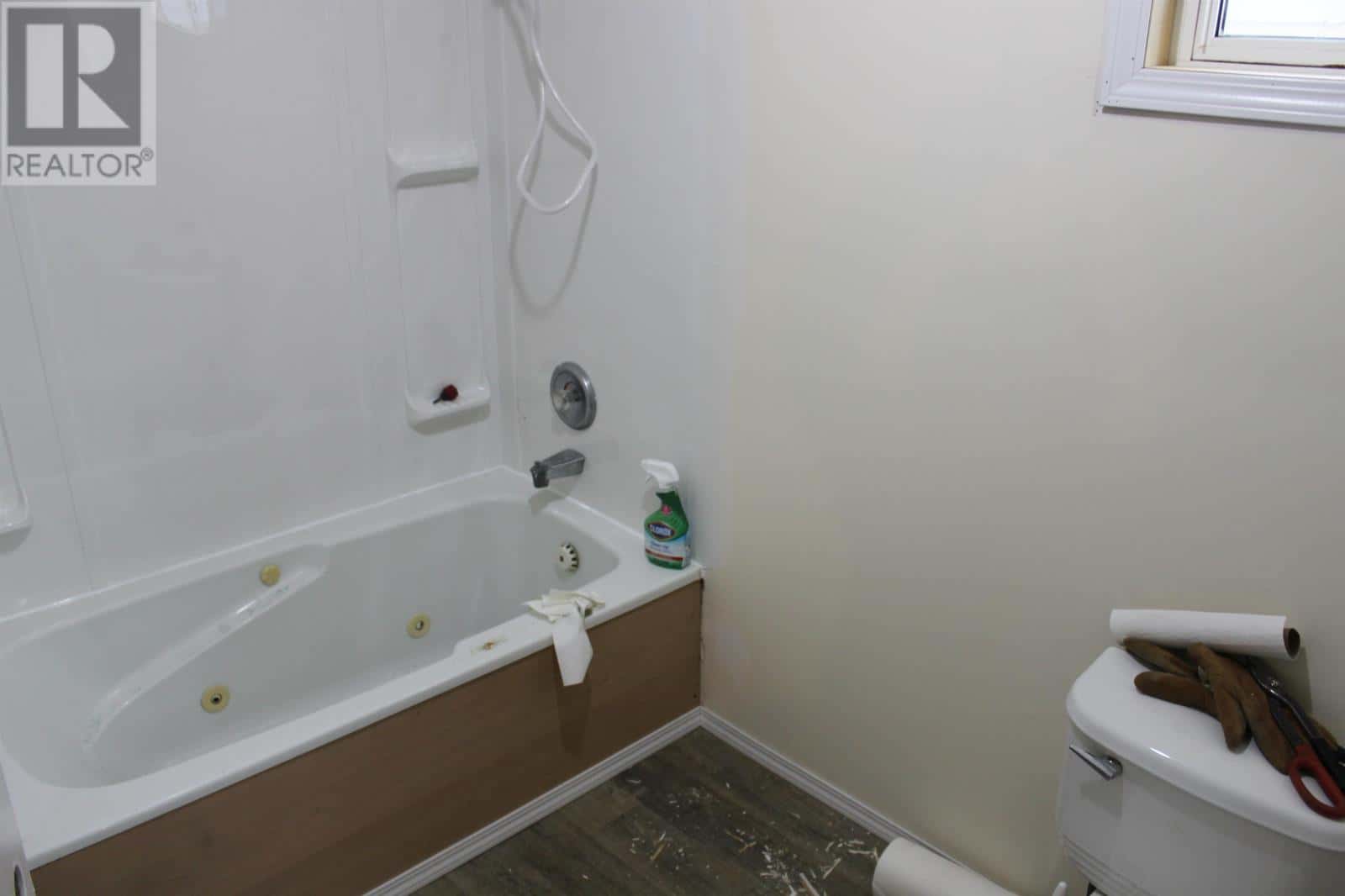 115 Robertson ST — THUNDER BAY, Ontario - Photo 5 of 19