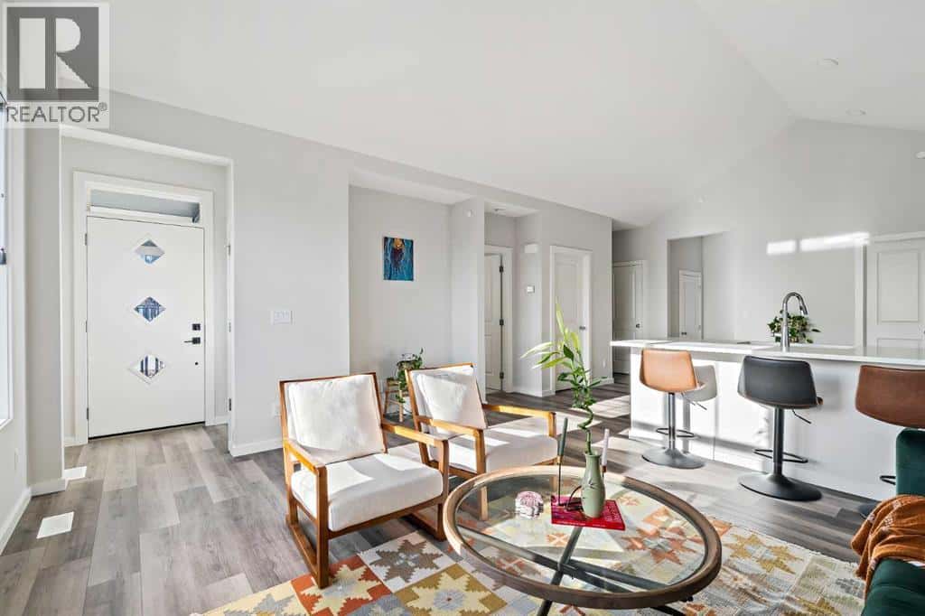 9, 71 Lucas Street NW — Calgary, Alberta - Photo 4 of 31