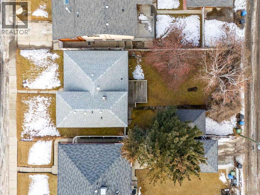 2472 Capitol Hill Crescent NW — Calgary, Alberta - Photo 3 of 33