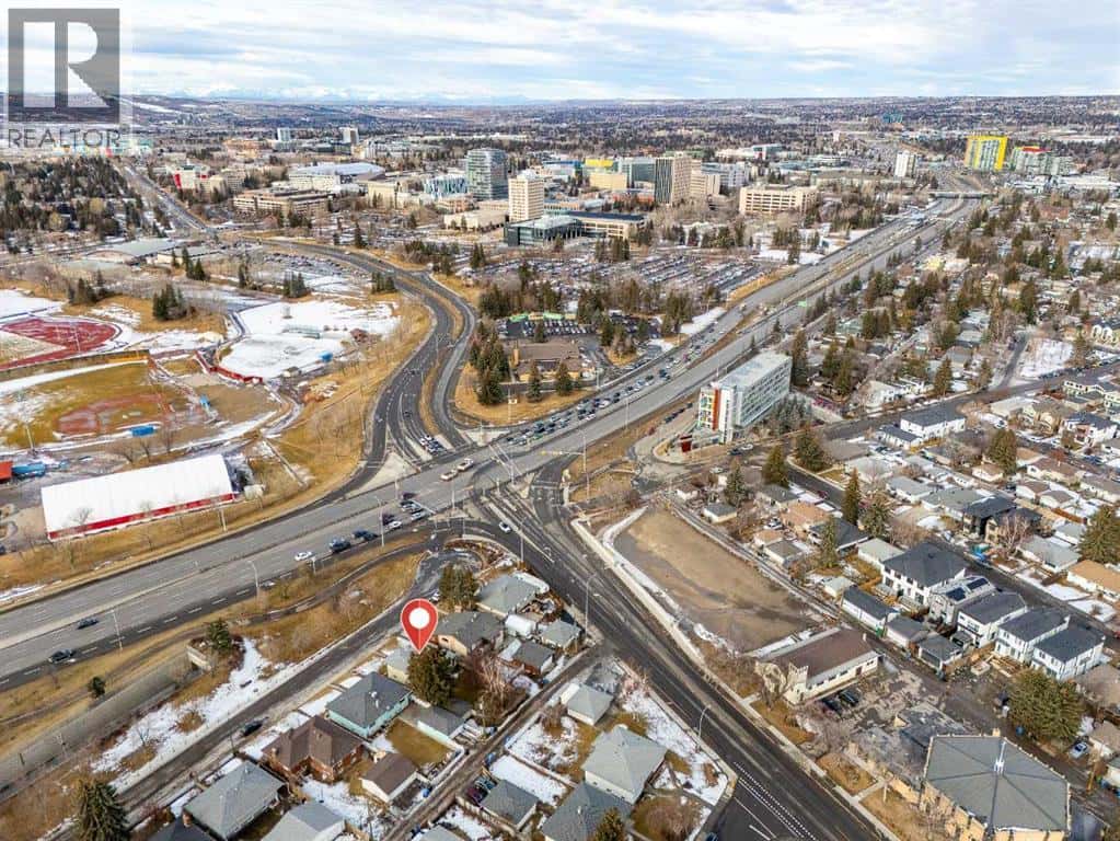 2472 Capitol Hill Crescent NW — Calgary, Alberta - Photo 4 of 33