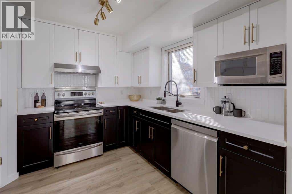 472 Killarney Glen Court SW — Calgary, Alberta - Photo 2 of 33