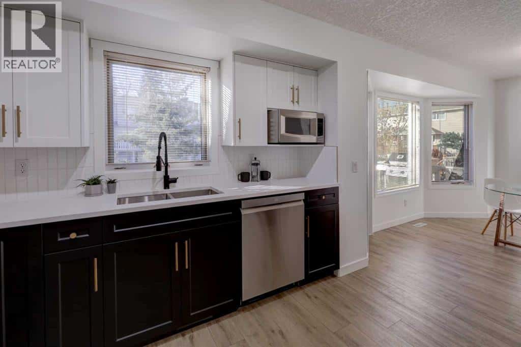 472 Killarney Glen Court SW — Calgary, Alberta - Photo 3 of 33