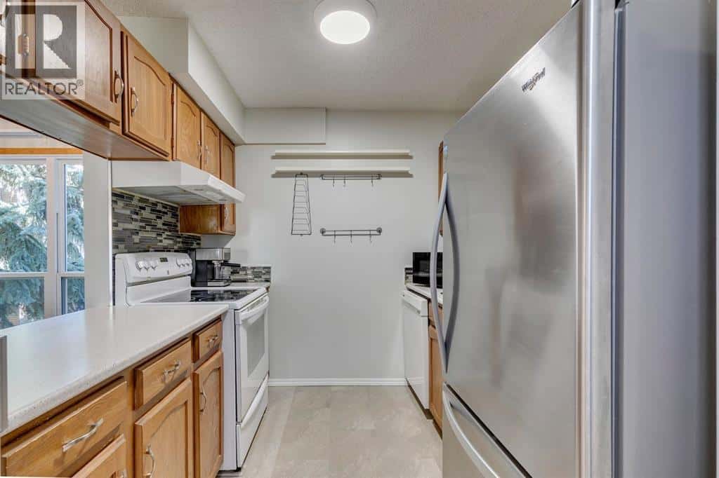 121, 860 Midridge Drive SE — Calgary, Alberta - Photo 5 of 31