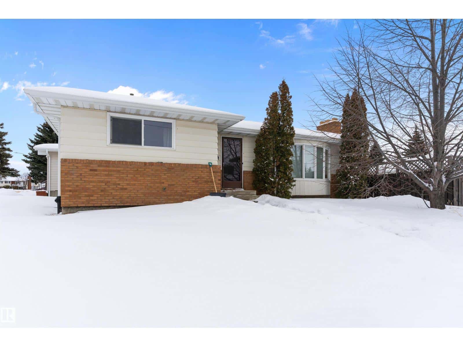 1115 82 ST NW — Edmonton, Alberta - Photo 2 of 43