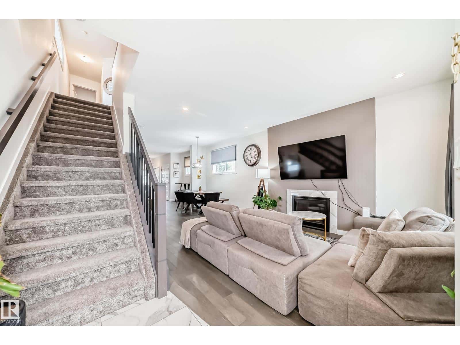 12345 85 ST NW — Edmonton, Alberta - Photo 3 of 62