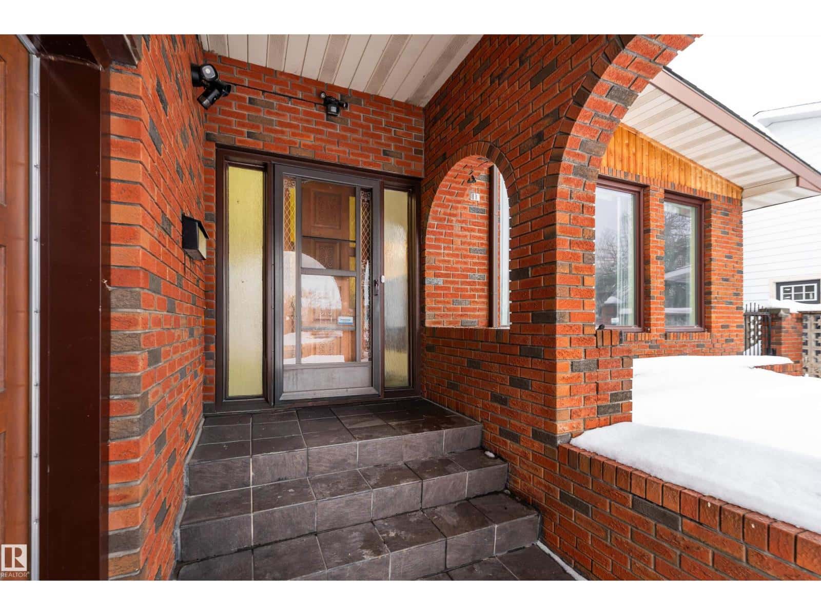 11020 171 AV NW — Edmonton, Alberta - Photo 2 of 57