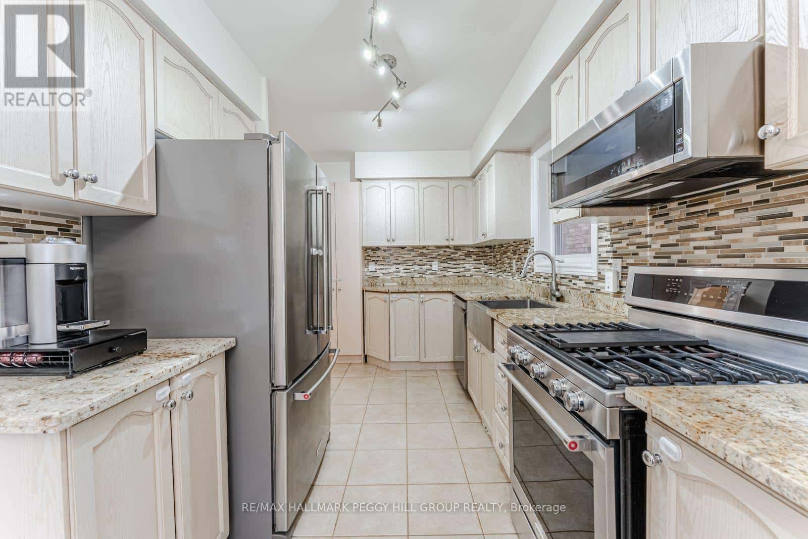 179 WARWICK CRESCENT — Newmarket (Summerhill Estates), Ontario - Photo 2 of 17