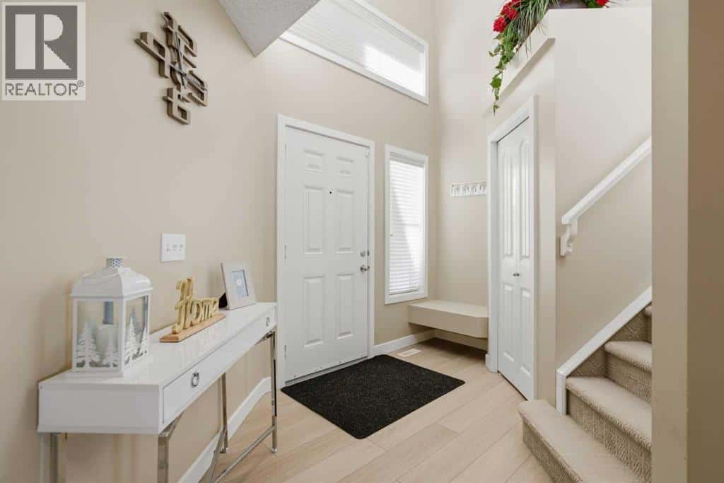 227 Panamount Circle NW — Calgary, Alberta - Photo 4 of 46