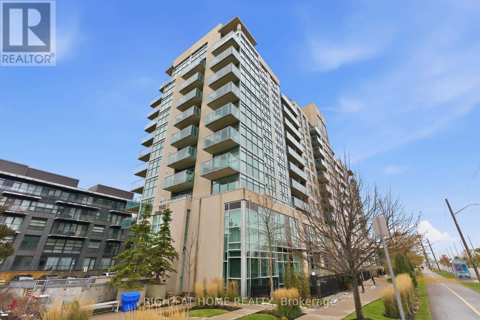 711 - 1600 CHARLES STREET — Whitby (Port Whitby), Ontario - Photo 2 of 43