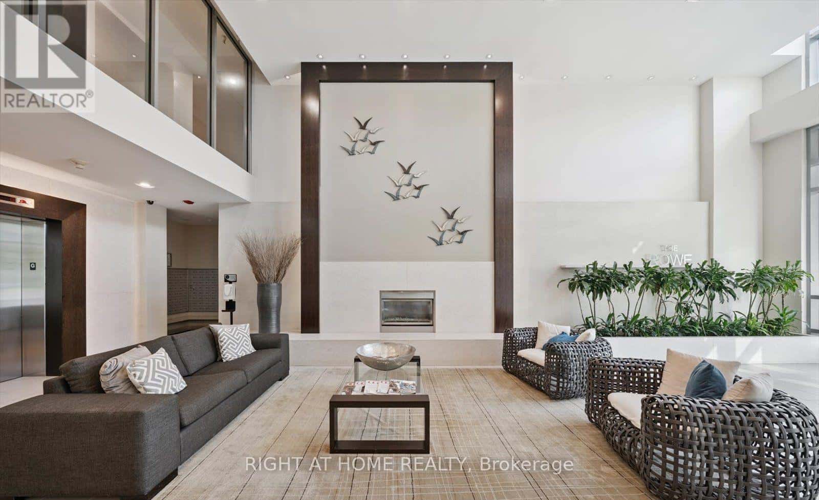 711 - 1600 CHARLES STREET — Whitby (Port Whitby), Ontario - Photo 4 of 43