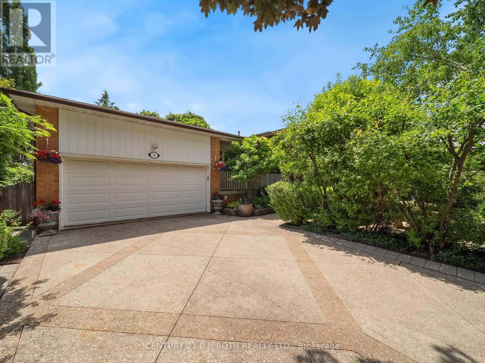 18 CLAYPINE TRAIL — Brampton (Brampton North), Ontario - Photo 4 of 38